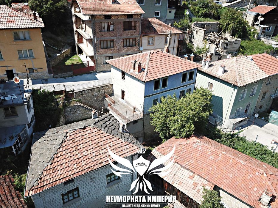 Продавам триетажна къща 150РЗП с 155кв. двор в село Малево