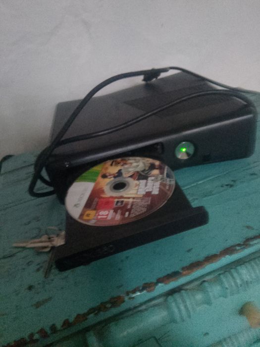 Xbox 360 продам почти новый