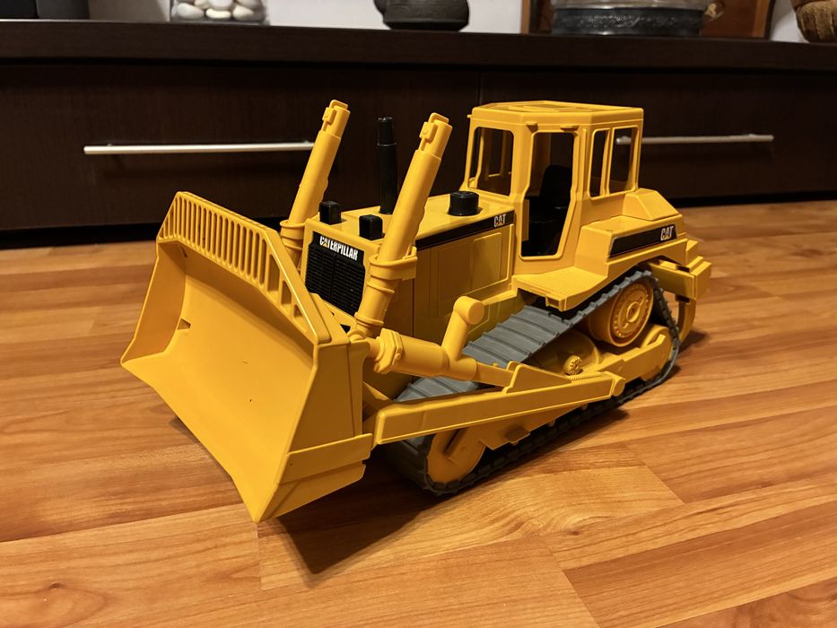 Buldozer Mare Bruder Caterpillar (CAT) pe Senile - Scara 1:16