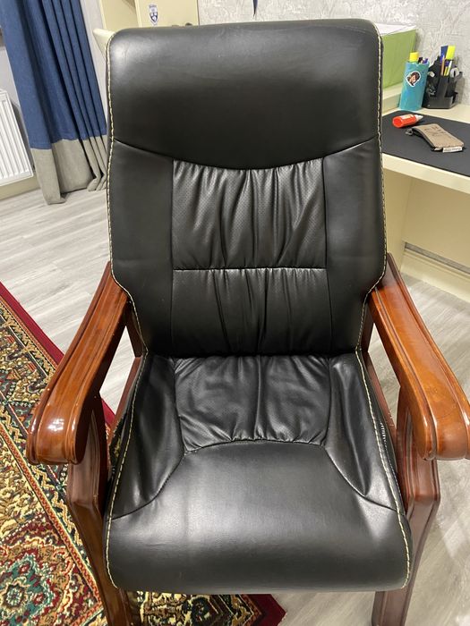 Офисное кресло руководителя