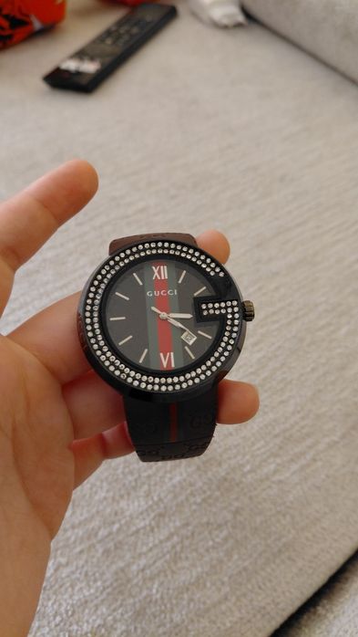 Часовник GUCCI як и е от кожа
