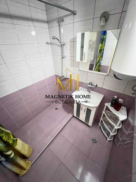 Слънчев тристаен апартамент до Новата поща в широк център