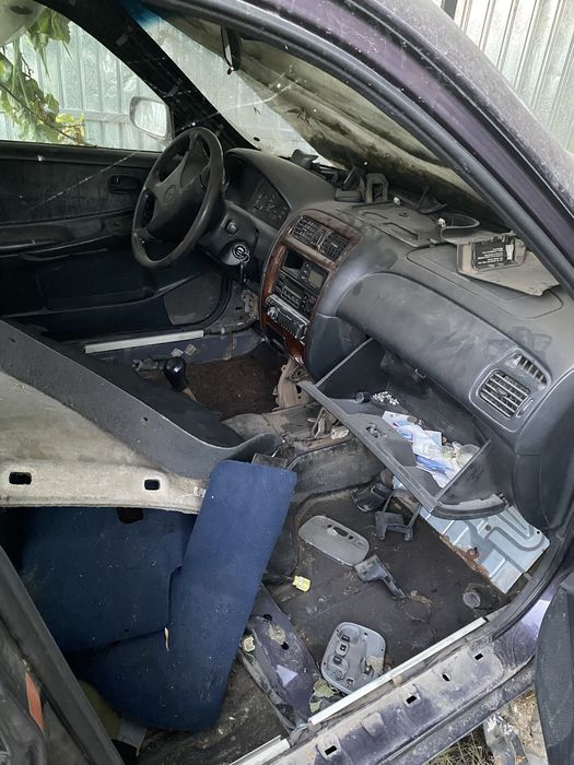 Мазда 626 в аварином состоянии