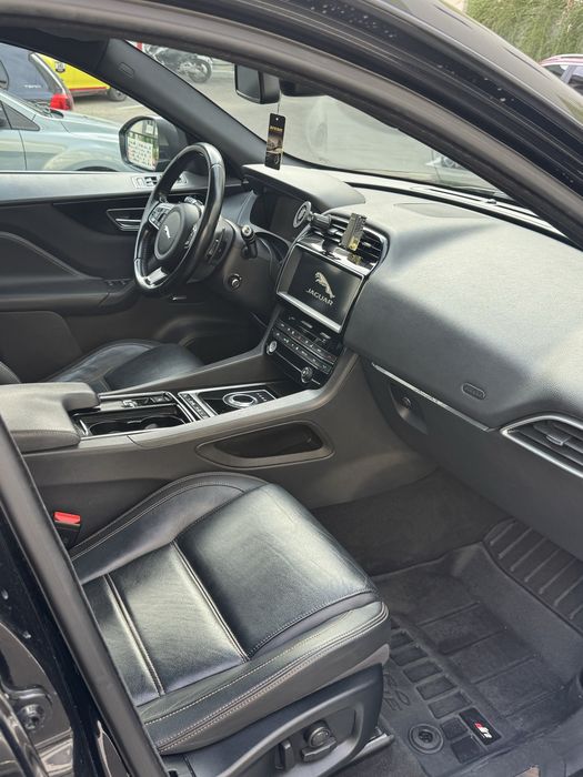 Jaguar F-Pace 180 CP Automat / Trapă panoramică/ Piele / Primul proprietar în România