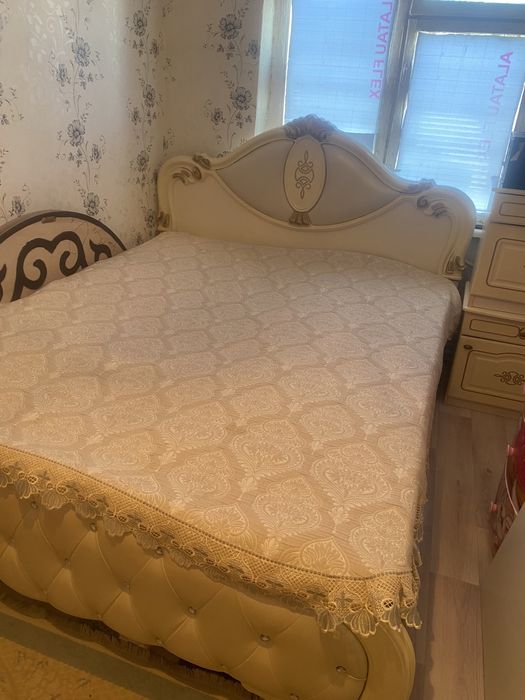 Диван и тумбочка