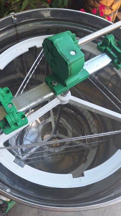 Vand Centeifuga , Butoaie si o moara de cereale.
Centrifuga pentru sto