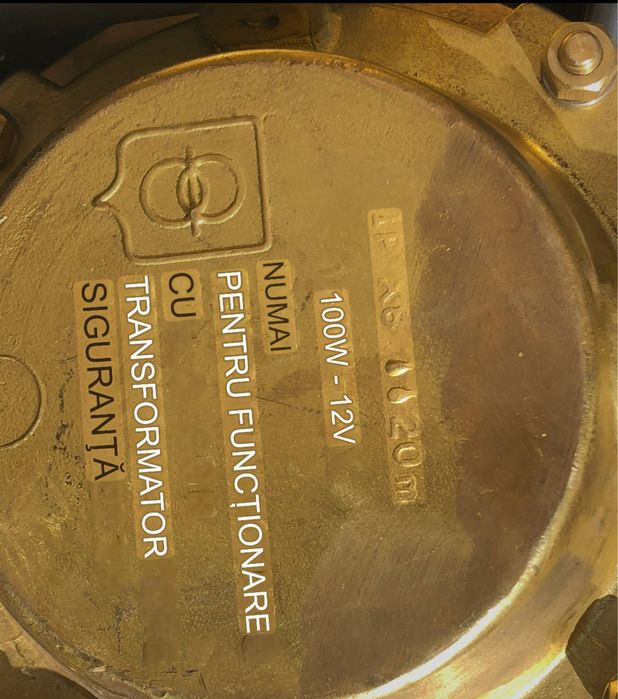 proiectoare subacvatice sau spoturi de piscină,