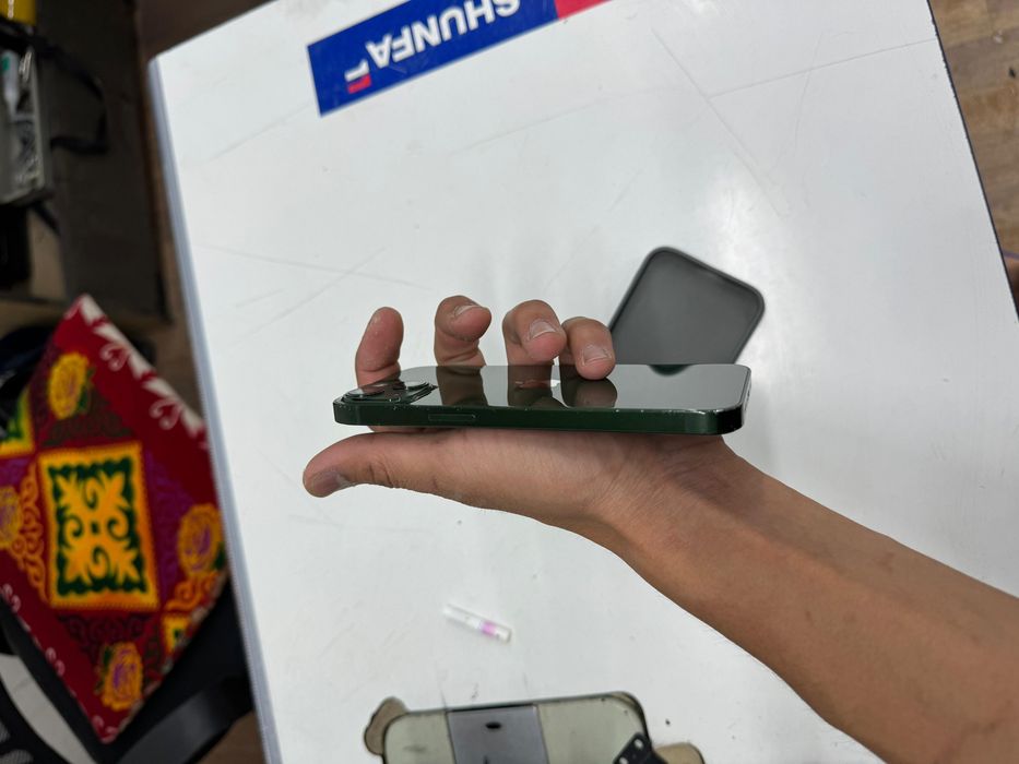 Продам Iphone 13