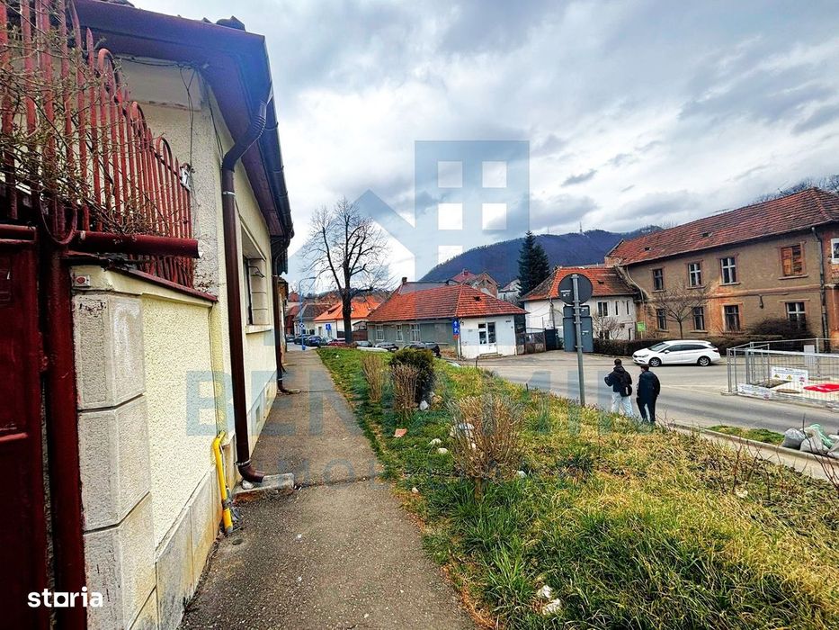Casa-Central-Brasov-Sitei-Universitate-125mp-curte-280mp-Disponibila