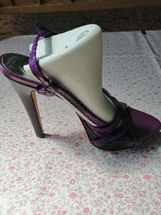 Sandalele Roberto Cavalli noi