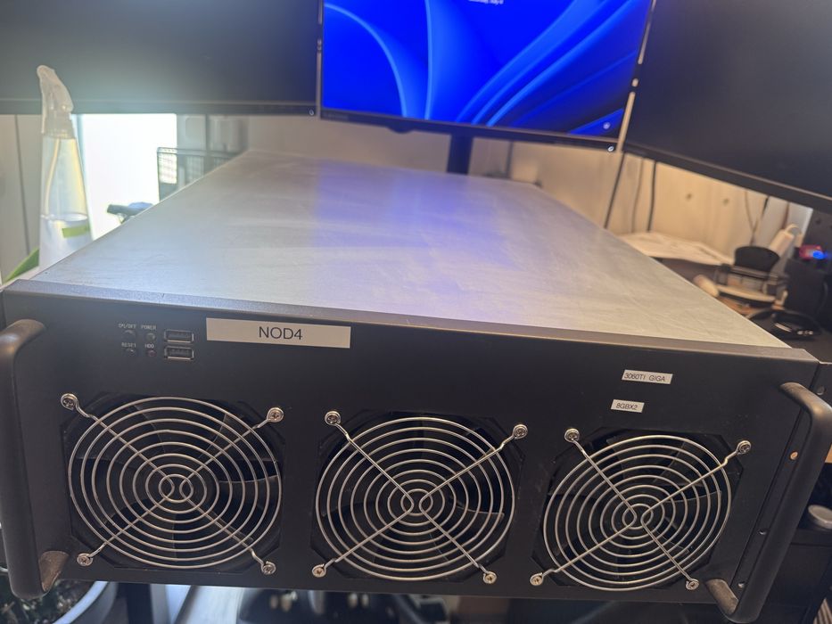 Carcasa server 4U construita in special pentru gpu multiple