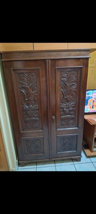 Vând sifonier vintage 2 usi ,stare foarte buna ,elemente sculptate.