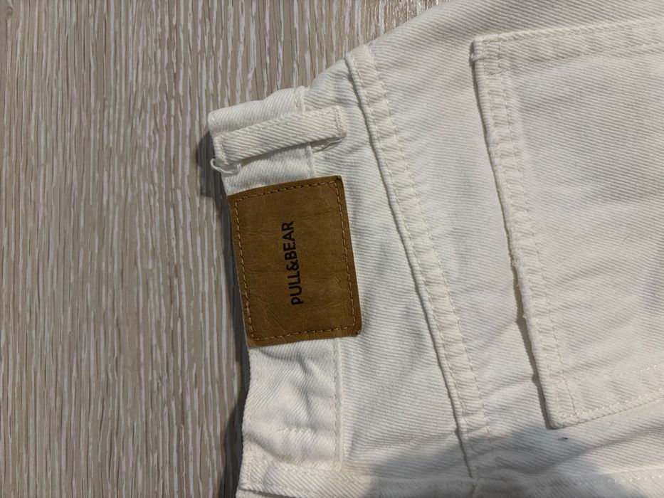 Белые джинсы Pull&Bear