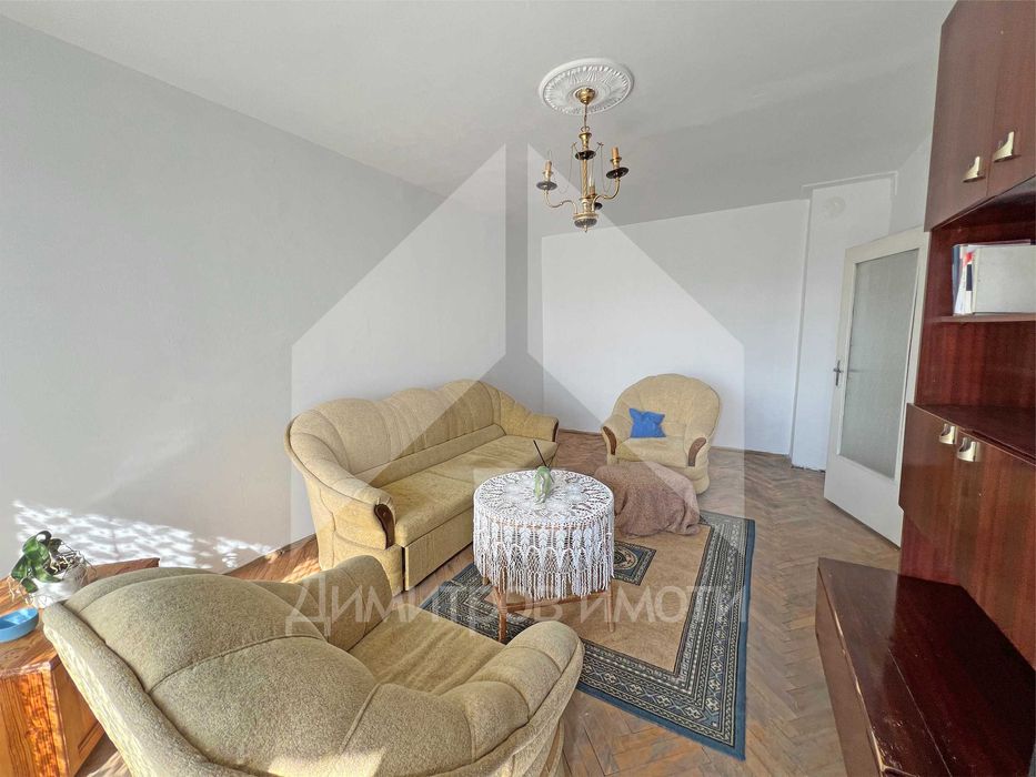 Продава се 65 кв.м. двустаен запазен апартамент ЦЕНТЪР гр. Нови пазар