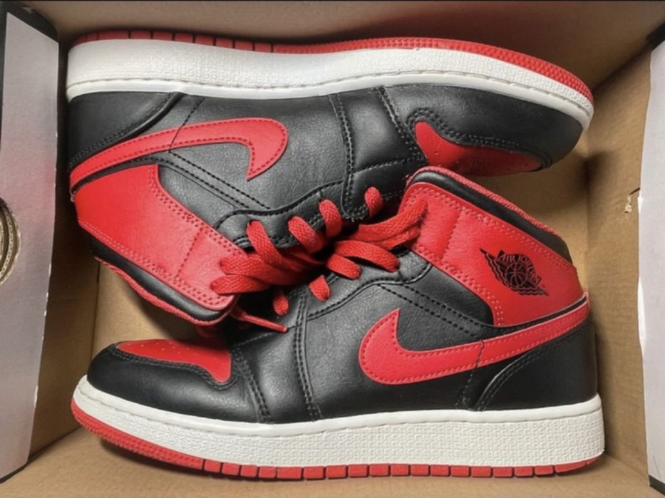 Jordan 1 Mid rosu cu negru