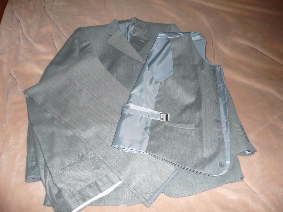 costum barbatesc elegant cu vesta. marca Marco Benetti