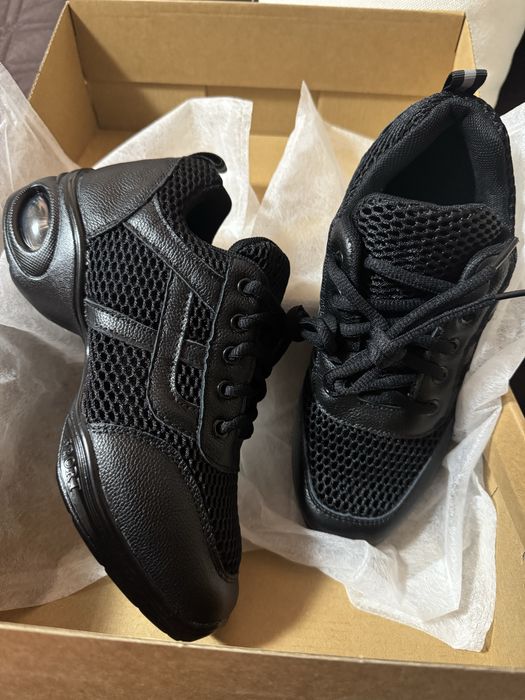 Обувки за народни танци