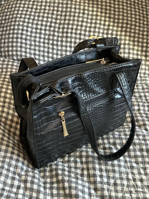 Две женские сумки, цена указана за две.