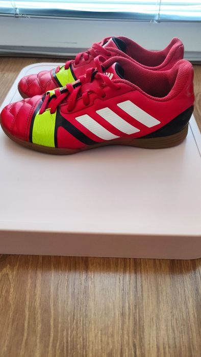 Адидас футболни маратонки 35 номер