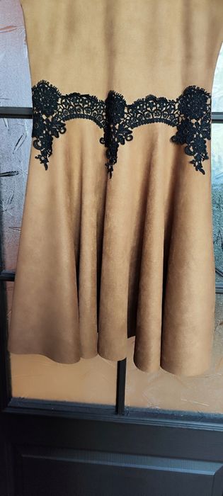 Кадифена рокля с бродерия