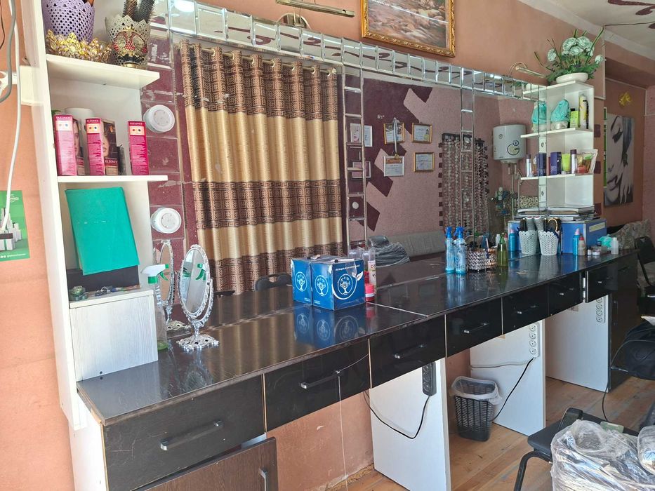 Salon uchun oynali mebel