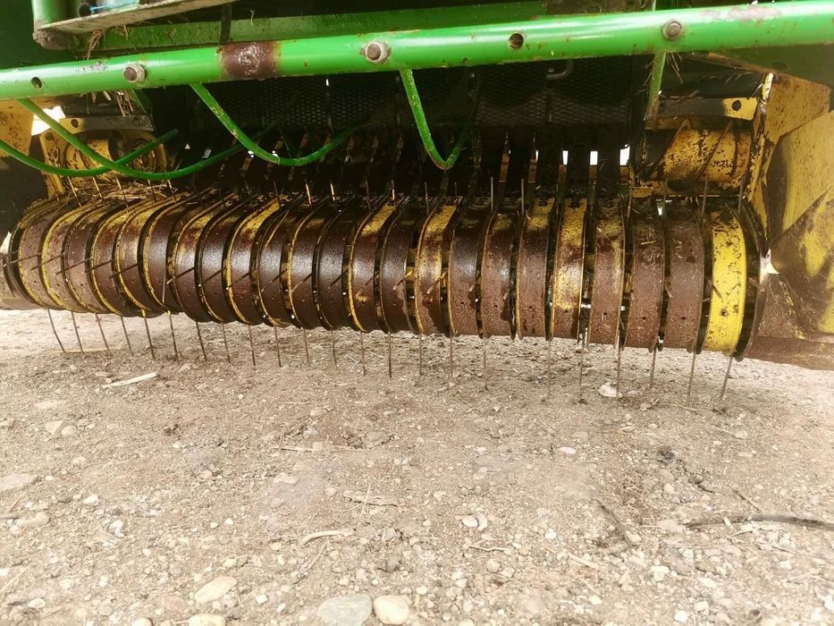 Vand presa de baloti rotunzi balotiera John Deere 580 recent adusa