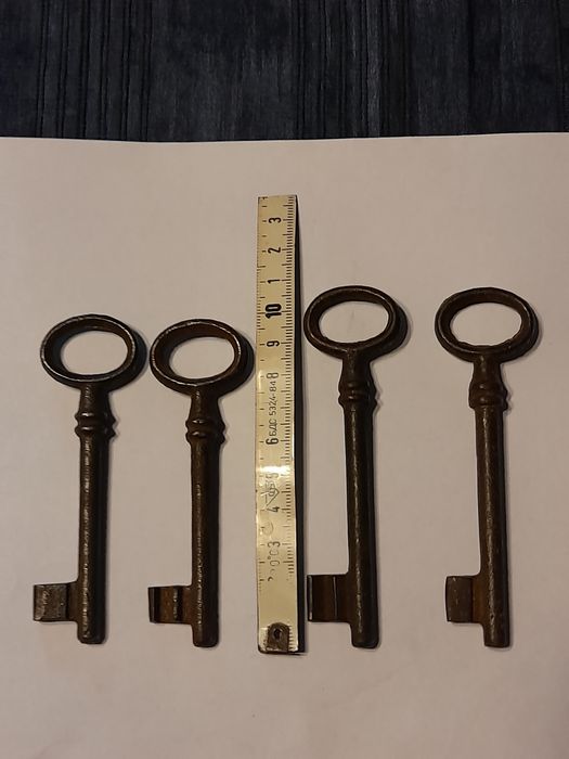Стари ключове за брави,стенни и др. часовници