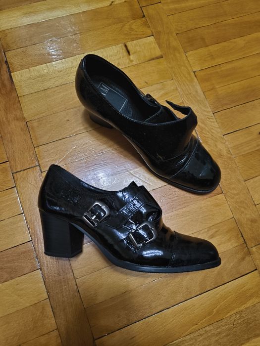 Vând pantofi de piele