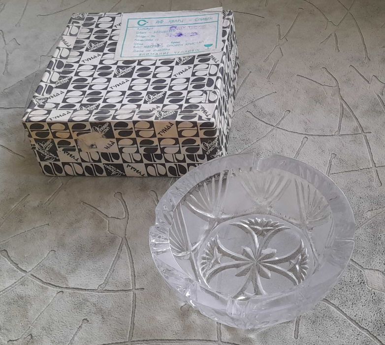 Два нови кристални пепелника в кутии