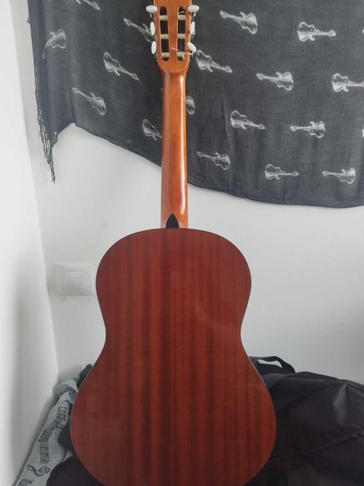 Продавам две китари,електрическата е за ремонт.Цената е по договаряне.