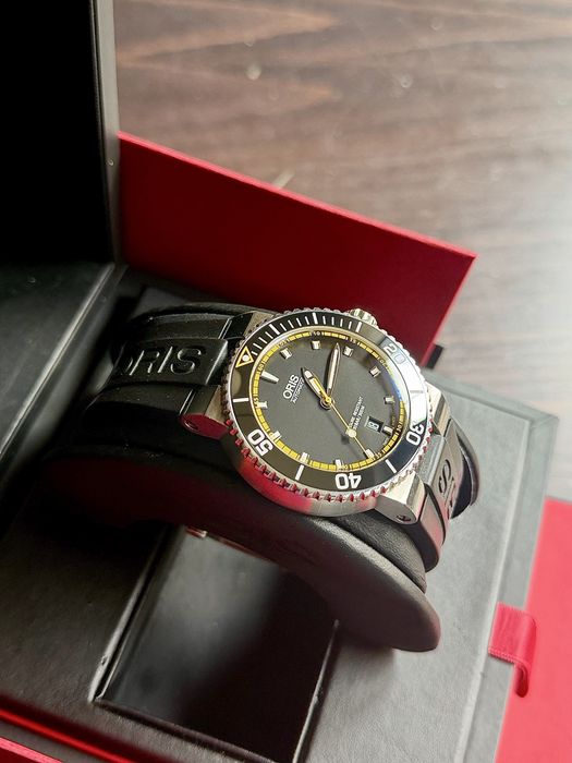 ORIS Aquis Date 43 mm