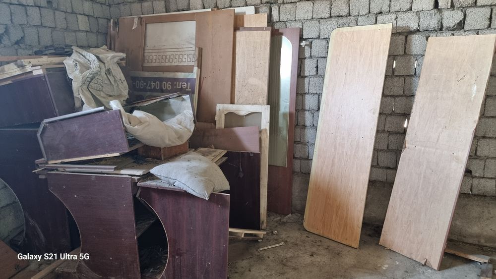 Шкаф в разобранном виде и торговый ряд