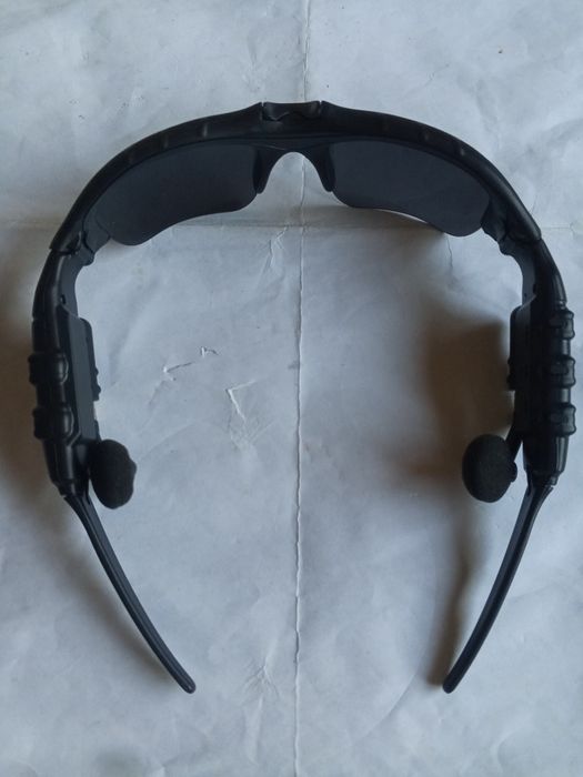 Naushnikli ochki sotiladi