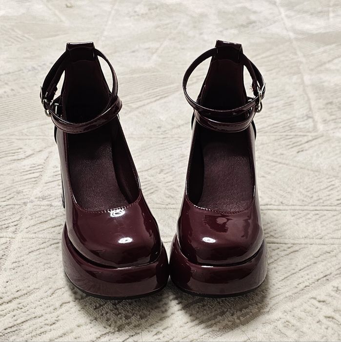 Бордовые туфли с каблуком