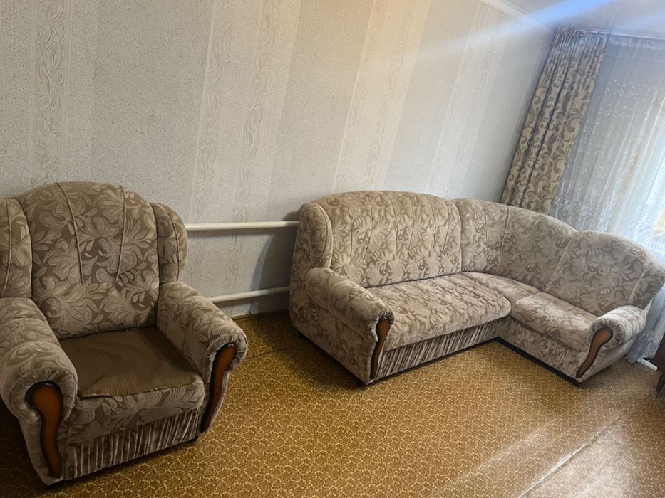 Продам угловой диван и кресло