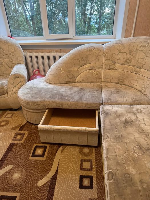 Угловой диван и два кресла