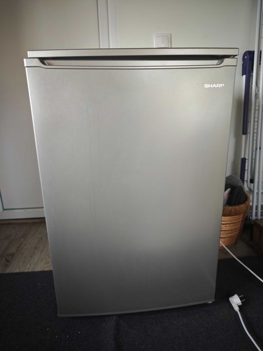 Vând congelator marca Sharp aproape nou