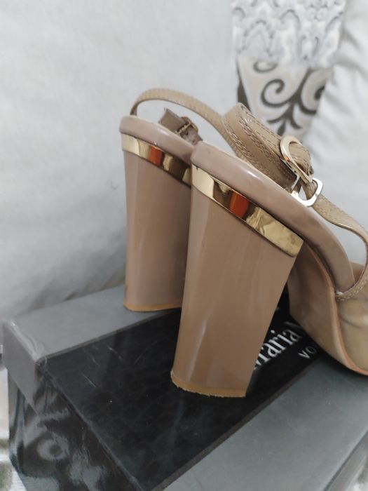 Продам туфли лаковая кожа