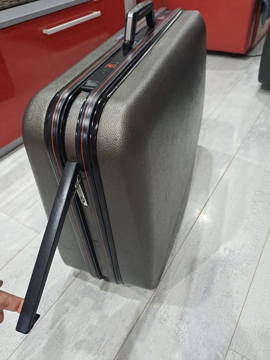 Френски твърд куфар DELSEY с колела и шифър