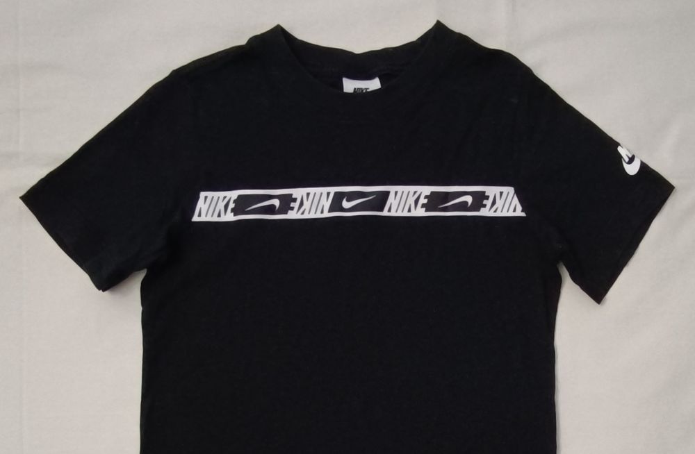 Nike Sportswear Repeat Tee оригинална тениска ръст 137-147см Найк