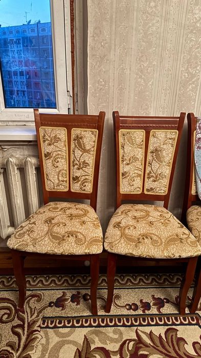 Продаются большой стол и 10 стульев