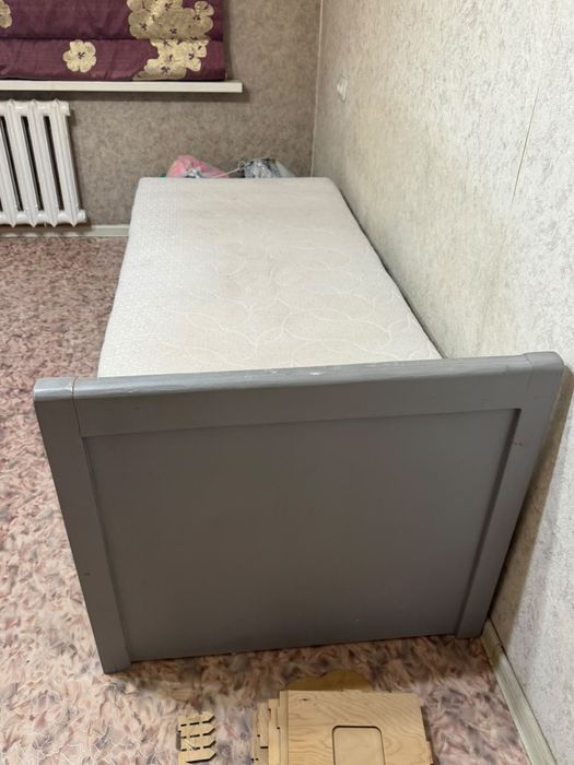 Кровати деревянные с матрасом