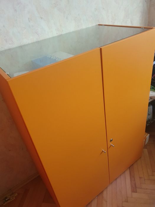 Оранжеви шкаф/витрина