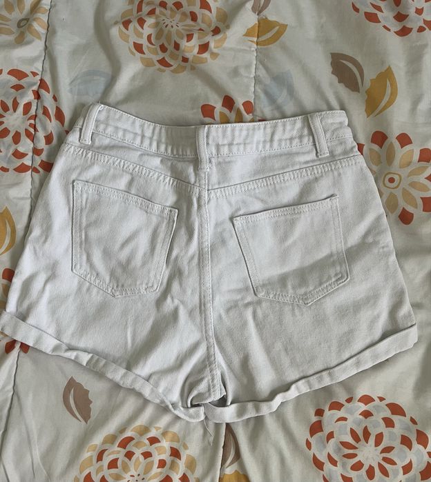 Бели къси панталони размер М