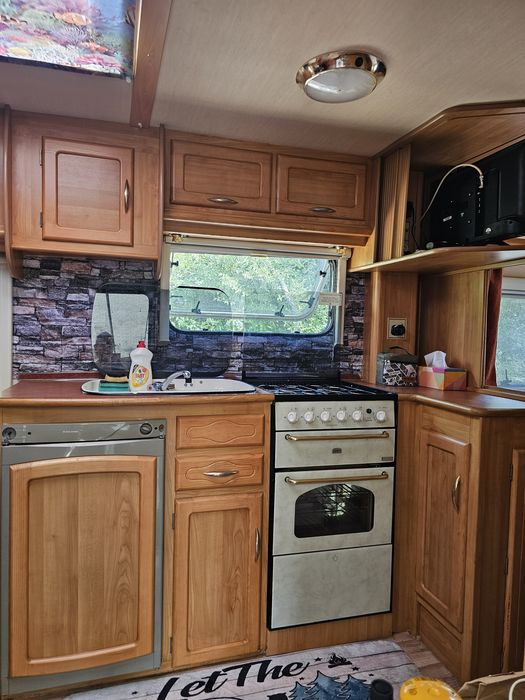 Продавам каравана колчестър 520