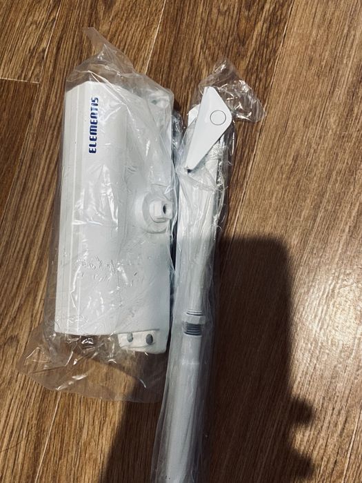 Дверная ручка дуга 30 см и доводчик дверной elements