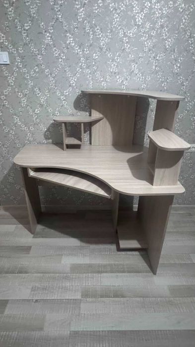 Продам компьютерный стол