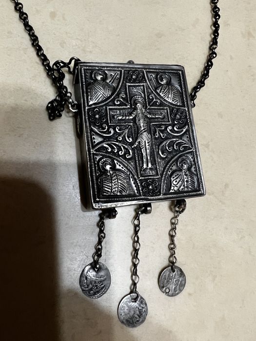 Сребърна мощехранителница