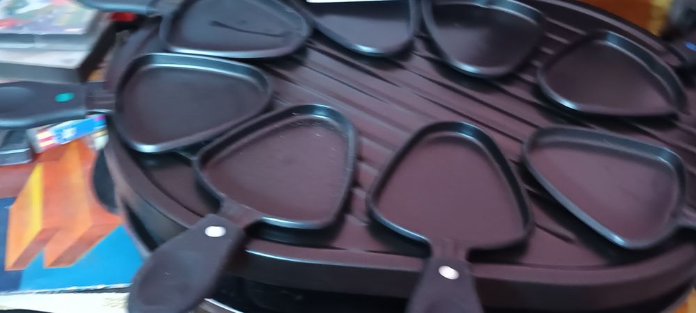 Gril electric cu tăvițe,  nou nouț este de Firma.