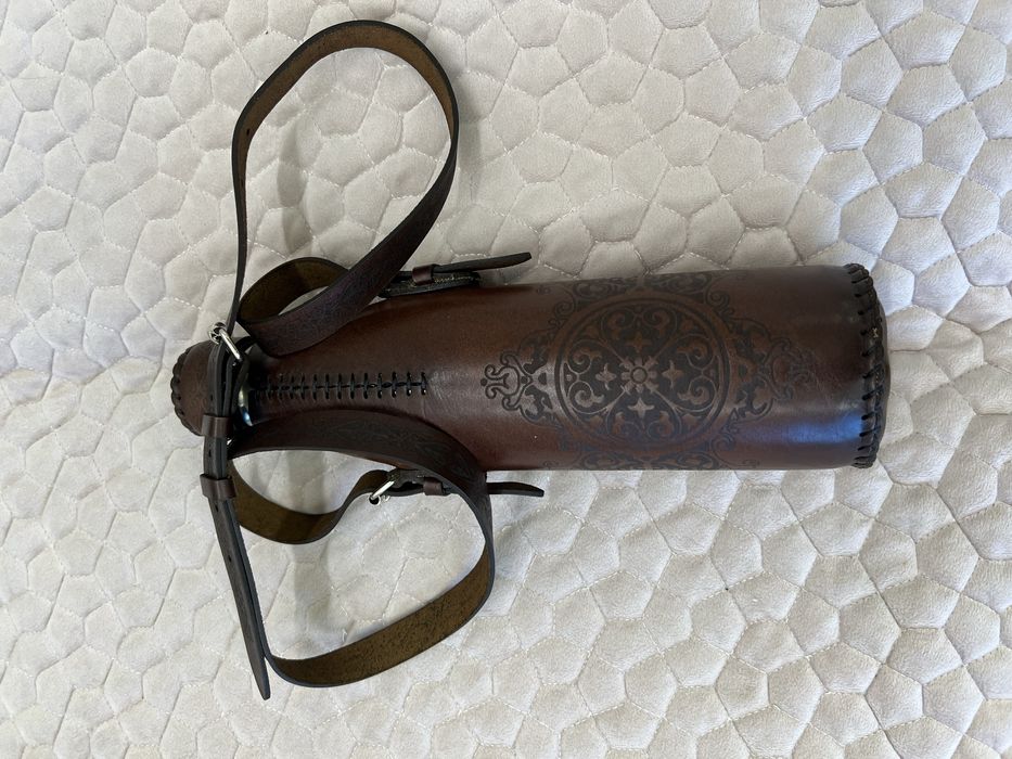 Бутылка в кожаном чехле